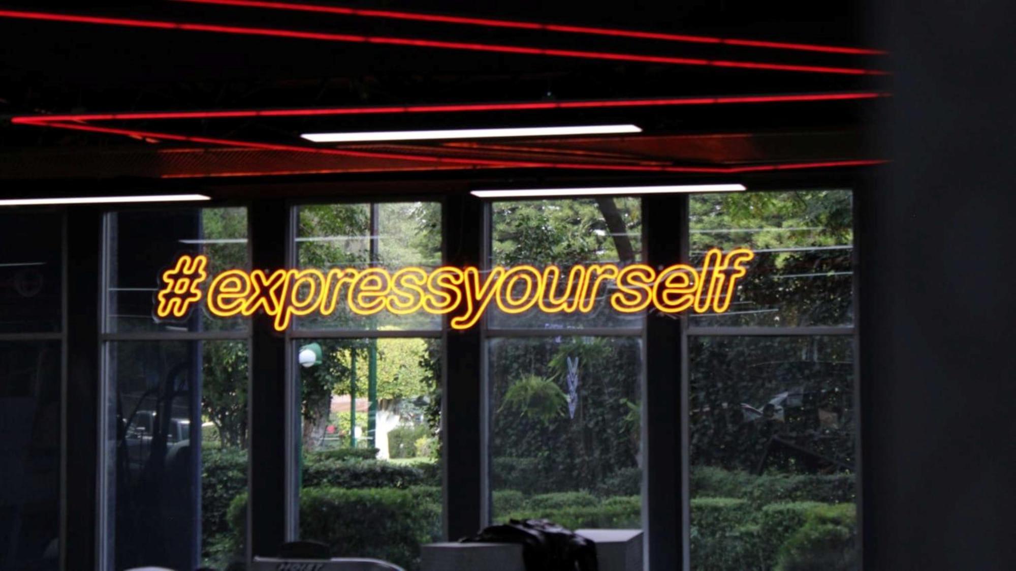 Grand Cantalagua Hotel Morelia, BW Signature Collection Ngoại thất bức ảnh #expressyourself neon sign at the 2013 MTV Video Music Awards