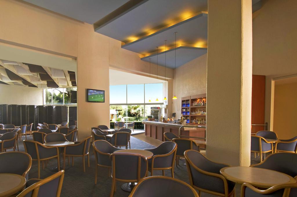 Grand Cantalagua Hotel Morelia, BW Signature Collection Nhà hàng bức ảnh The Club at Palm Springs International Airport